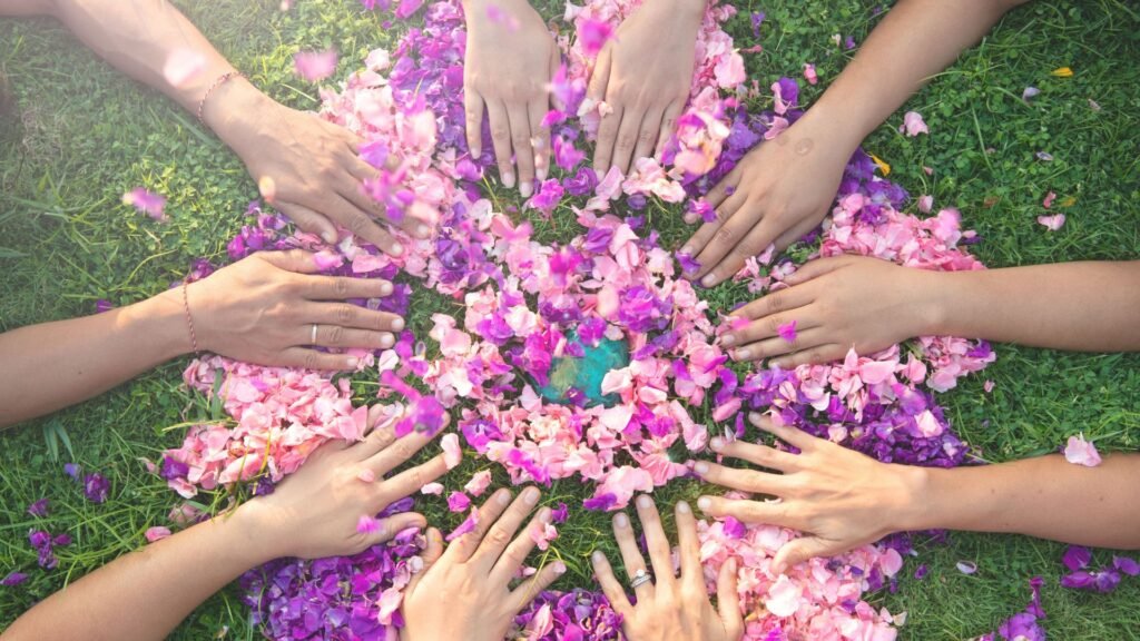 Cercle de femmes 2026, femmes qui tiennent des fleurs